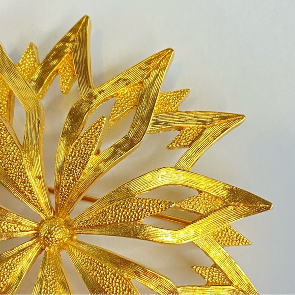Vintage Monet Star Snowflake Flower Dimensional Layered Large Gold Tone Brooch - Picture 4 of 11